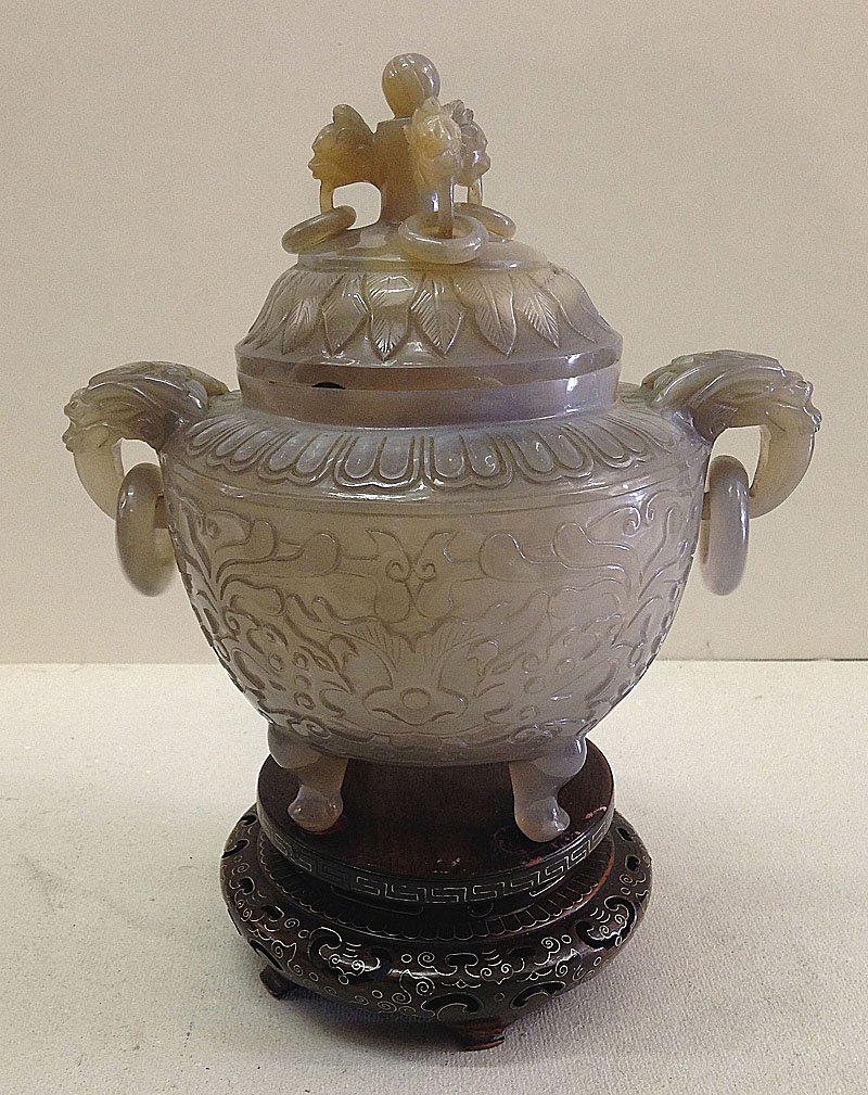 Chine XIXe. Urne couverte: Chine XIXe Urne couverte Agate sculptee, anses mobiles, dans la masse, socle bois sculpte avec incrustations d'argent Heut. 16 cm.
