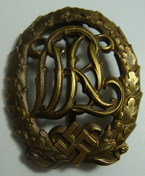 German WWII DRA Sports badge in bronze: German WWII DRA Sports badge in bronze. Maker marked "Ferd Wagner".