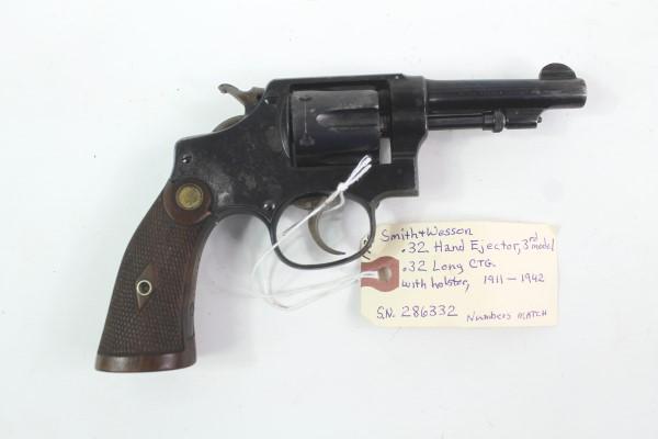 S & W .32 CAL REVOLVER: MFR - SMITH & WESSON MODEL - HAND EJECTOR SERIAL - 286332 ACTION - REVOLVER CALIBER/GAUGE - .32 CAL 3RD MODEL - 1911-1942 - MATCHING NUMBERS - LEATHER HOLSTER Manufacturer: SMITH & WESSON Model: HAND
