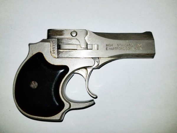 HIGH STANDARD .22MAG DERRINGER: HIGHT STANDARD DOUBLE BARREL .22 MAG DERRINGER SN: D66113 WITH LEATHER WALLET HOSTER.