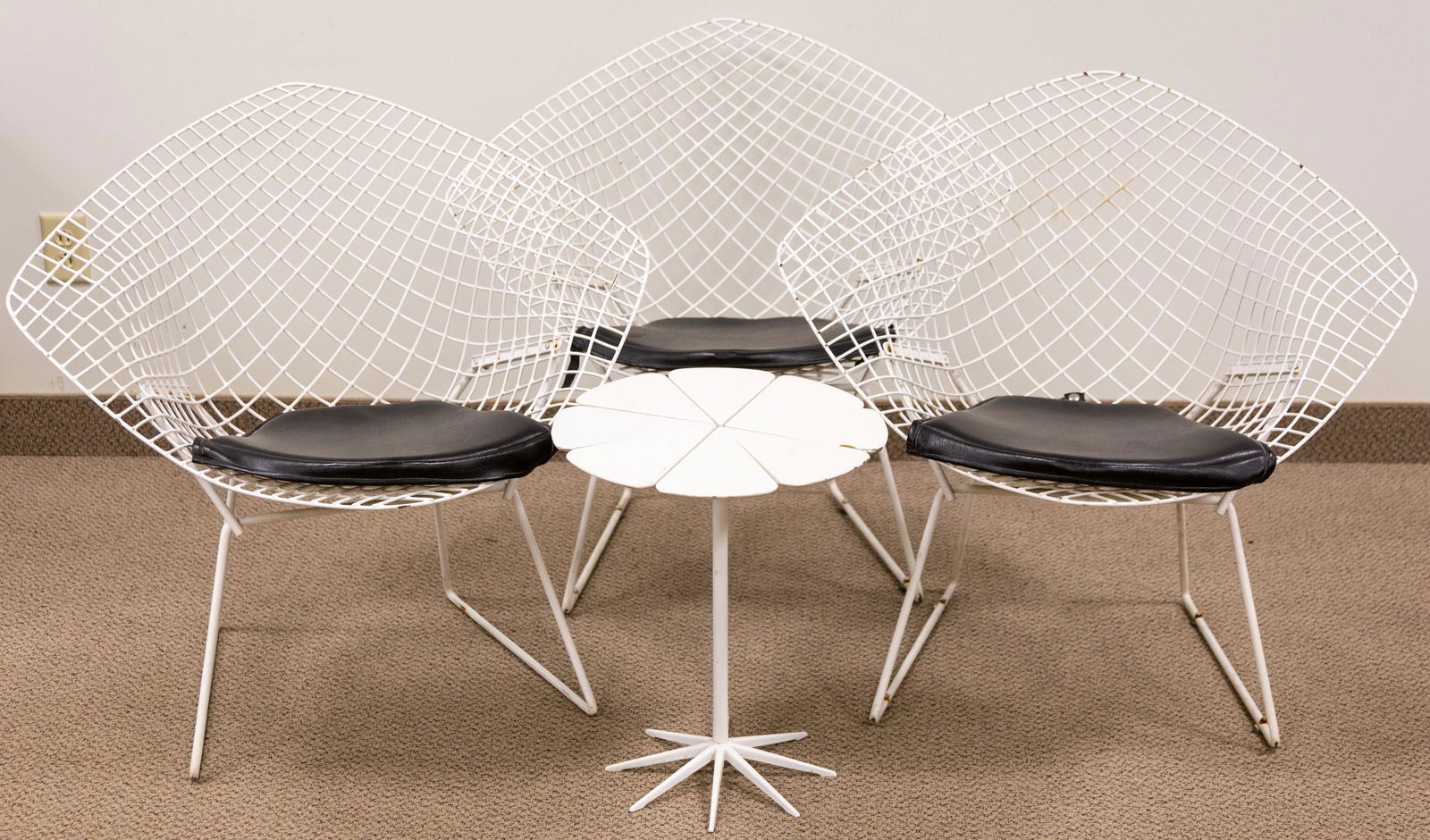 (3) Harry Bertoia Diamond Chairs & (1) Richard Schultz: (3) Harry Bertoia Diamond Chairs & (1) Richard Schultz Petal Side Table Knoll. Chairs: Ht. 30 x W 33 1/2 x D 28 in. Seat Ht. 15 1/2 in. Table: Dia. 16 in. Ht. 19 in.