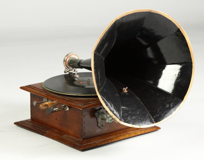 Pathe Model 'A' Disc Machine: Pathe's "front mount" disc machine. Black flower horn. Dr. Richard Pope