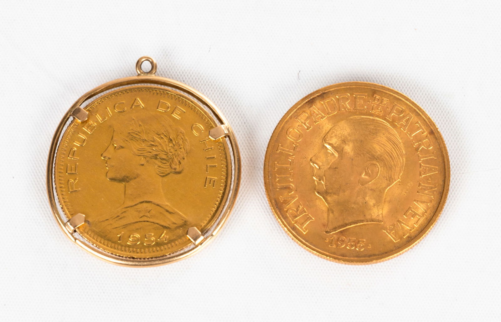 1954 Chilean 100 Pesos Gold Coin & 1953 Dominican Republic 30 Pesos Gold Coin (1 of 4)