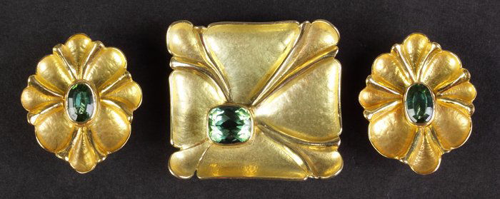 McTeigue 18K Gold Hand Forged Brooch & Earrings: McTeigue 18K Gold Hand Forged Brooch & Earrings w/Tourmaline. Earrings marked 18K & 22K. 26 dwt. Brooch: Ht. 1 5/8" W 1 1/2" & Earrings: Ht. 1 1/4".