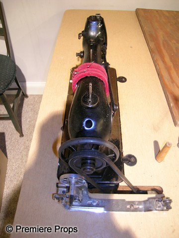 Industrial Singer Sewing Machine: Lot of 1 industrial Singer sewing machine. 220 volt.