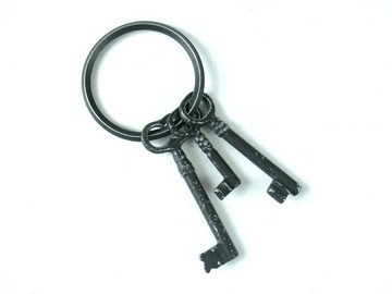 Pirates Of The Caribbean Curse Of Black Pearl Keys Prop: From the original movie that started one of the most successful franchises in history, "Pirates of the Caribbean: Curse of the Black Pearl (2003), this is a set of large metal antique style keys with 