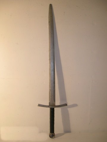 Underworld: Rise of the Lycans Sword: Unlike the "modern" crossbows used by the Death Dealers in "Underworld: Evolution", the weapons of choice in this 2009 prequel, "Underworld: Rise of the Lycans" seem more articulate in form and functi
