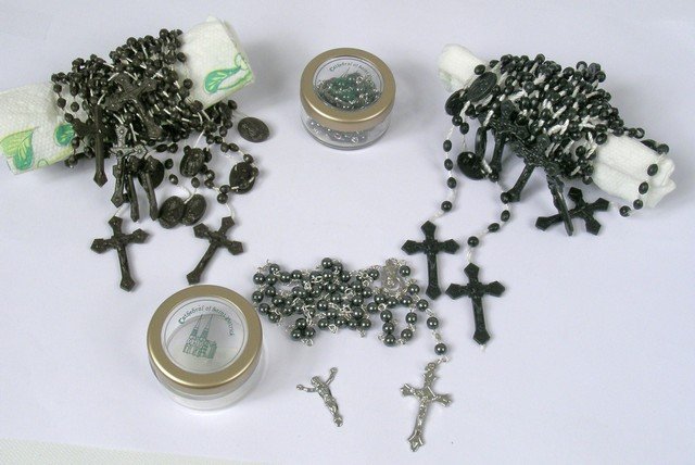 Broken City Billy (Mark Wahlberg) Rosaries Props: Ex-New York Detective Billy Taggart, (Mark Wahlberg), needs more than just divine intervention to save his soul in the political thriller "Broken City" (2013). These are a collection of his rosaries. 