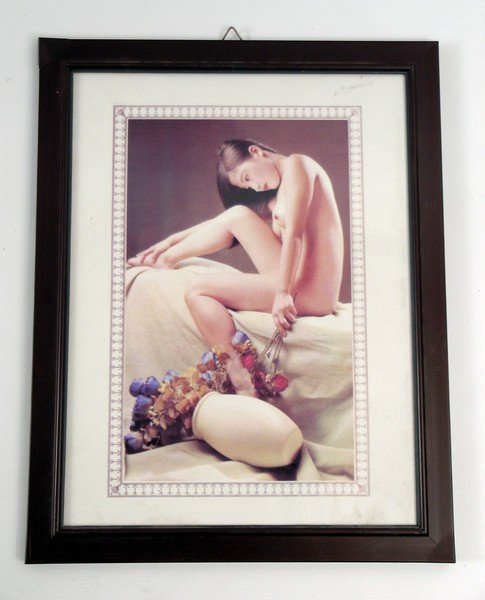 Kill Bill Vol 1 Framed Japanese Oiran Woman Prop: Seen hanging on the walls of the Y?kaku style bar in "Kill Bill: Vol 1" (20023), this is a framed portrait of a beautiful Japanese Oiran in all her natural splendor. 15" x 11 1/2") Frame slightly dama