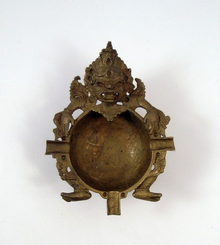 Kill Bill Vol 1 Warrior Dish Prop: Kill Bill: Vol. 1 burst on our screens in 2003, and along with the sequel (and more in the works) became an instant Quentin Tarantino cult classic. This is an ornate metal "warrior dish" used as a bac