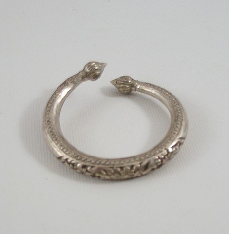 Lord Of The Rings Two Towers Bracelet Prop: Lord Of The Rings Two Towers Bracelet Prop - A serpent design rubber and metal bracelet used as a background prop in "Lord of the Rings: Two Towers" (2002).