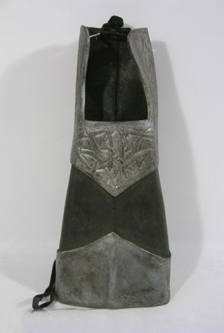 Underworld: Rise of the Lycans Crossbow Quiver Movie: Black and silver leather crossbow quiver (approx. 7"x16"x3")