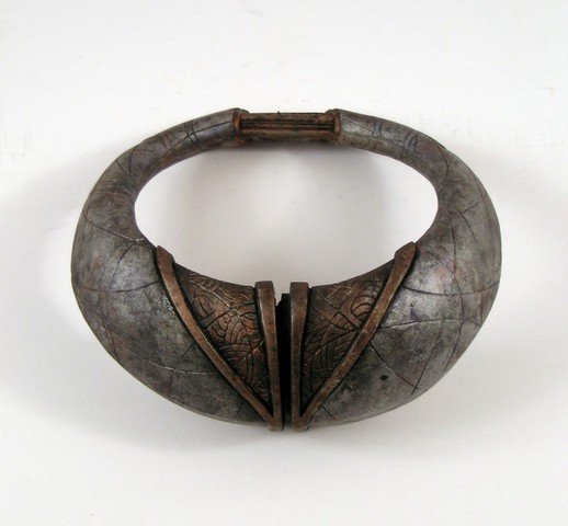 Stargate Palace Guard Neck Collar Movie Props: Stargate - The sci-fi cult classic "Stargate" (1994) was known for spectacular visuals, effects, and detail to sets and costumes. This is a screen used ceremonial collar piece worn by a Palace Guard. 