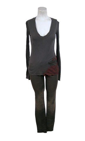 Falling Skies Season 5 Anne Glass (Moon Bloodgood): Anne Glass-Mason's (Moon Bloodgood) screen worn outfit in the Season 5, Episodes 5 through 9. Moderate wear. Anne's extraordinary intelligence and beauty need little adornment. Here, she opts for a mi
