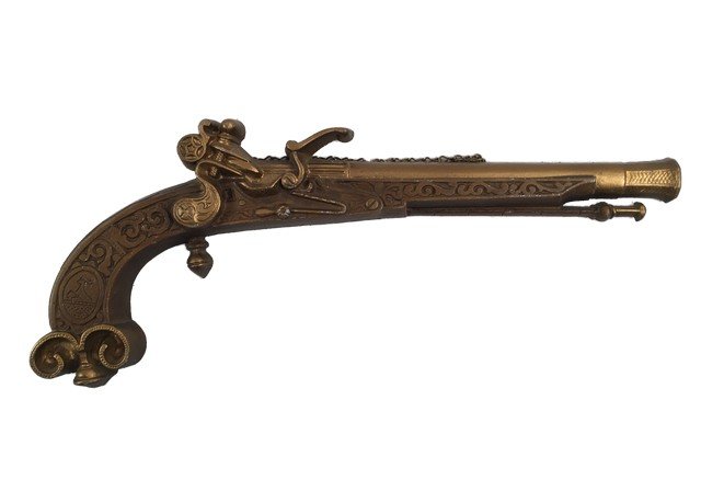 Harry Potter and the Prisoner of Azkaban Flintlock: Direct from the magical world of the hit franchise Harry Potter and the Prisoner of Azkaban (2004) -is this production used and acquired thin metal with chain flintlock pistol wall decoration. Measure