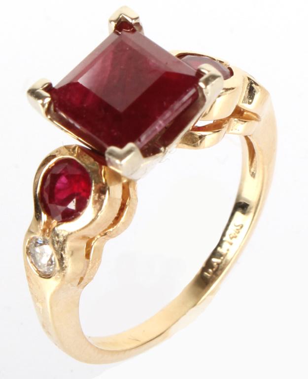 LADIES 14K YELLOW GOLD RUBY DIAMOND FASHION RING: LADIES 14K YELLOW GOLD RUBY DIAMOND FASHION RING Ladies 14k yellow gold red ruby and diamond fashion ring, featuring two .05ct round white diamonds, two .15ct round rubies, accenting a 7mm princess cu