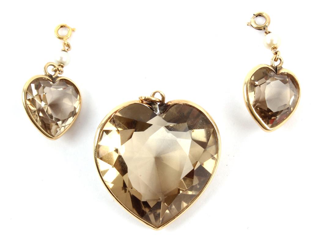 LADIES 14K YELLOW GOLD LEMON QUARTZ JEWELRY: LADIES 14K YELLOW GOLD LEMON QUARTZ JEWELRY Ladies 14k yellow gold heart shaped lemon quartz jewelry items, to include one large pendant and a pair of pearl and quartz drop earrings, clasp attached. W