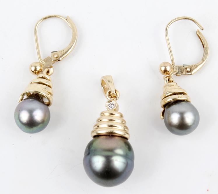 14K YELLOW GOLD BLACK TAHITIAN PEARL SET: 14K YELLOW GOLD BLACK TAHITIAN PEARL SET 14k yellow gold black Tahitian pearls jewelry set to include 8mm earrings and 11mm pendant. Weight: 7.1 g
