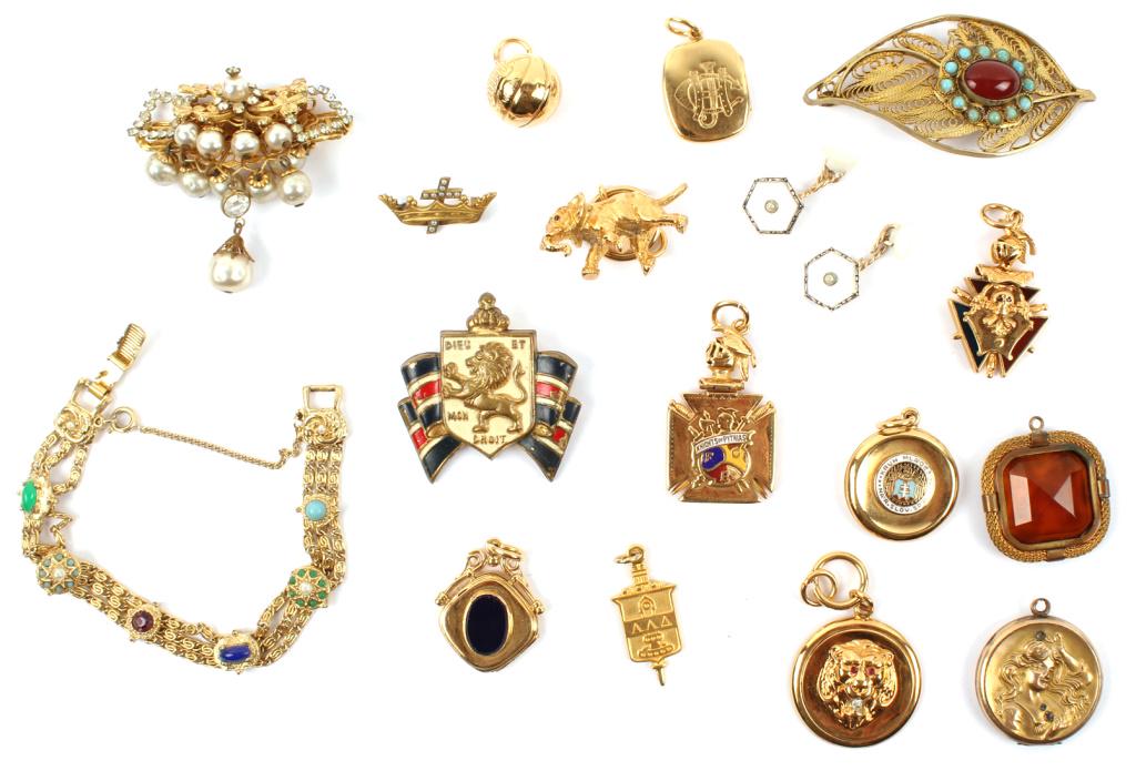 ANTIQUE GOLD FILLED JEWELRY ITEMS - 181 GRAMS: ANTIQUE GOLD FILLED JEWELRY ITEMS - 181 GRAMS Mixed lot of 14k gold filled and plated jewelry, to include: pendants, brooches, cufflinks, and watch fobs, and lockets. Weight: grams