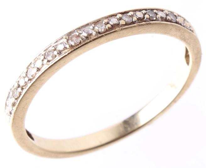10K YELLOW GOLD LADIES PAVE DIAMOND RING: 10K YELLOW GOLD LADIES PAVE DIAMOND RING 10K yellow gold ladies pave diamond ring. Weight: 1.5 Grams Size: 7 Condition: Fine