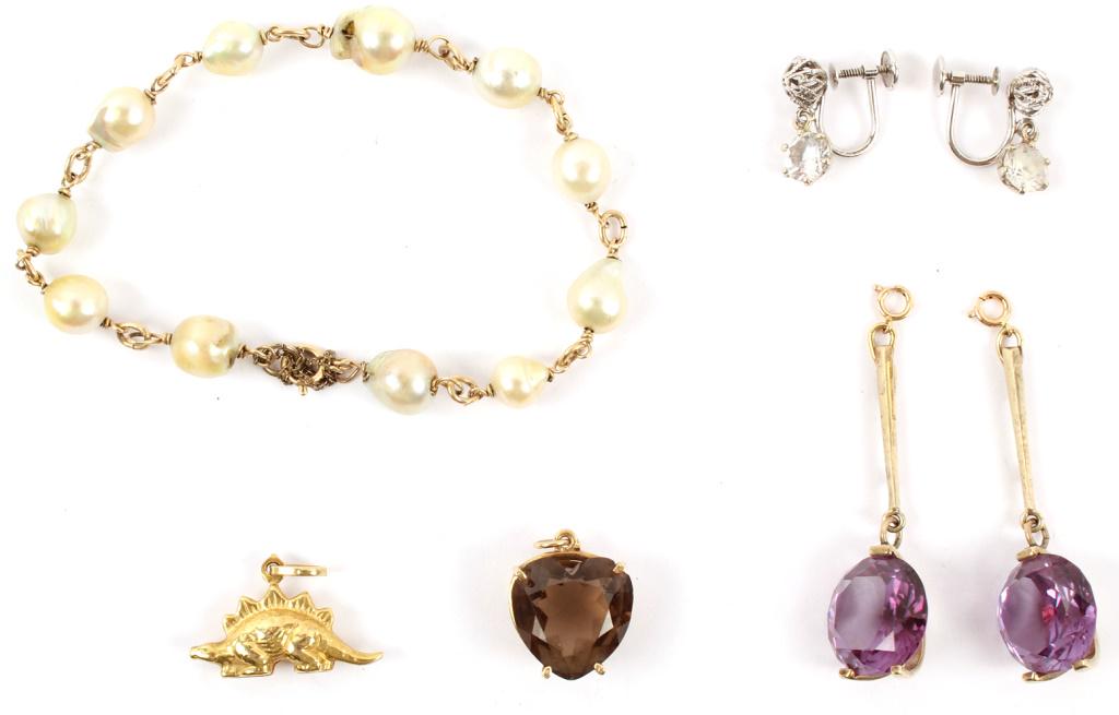 LADIES 14K GOLD JEWELRY ITEMS - 22 GRAMS: LADIES 14K GOLD JEWELRY ITEMS - 22 GRAMS Mixed lot of 14k gold jewelry to include: pearl bead bracelet, smoky quartz pendant, synthetic alexandrite drop earrings, and white gold CZ drop earrings. Weig