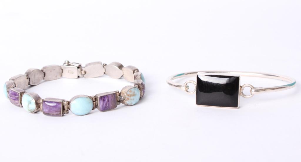 MEXICAN SILVER ONYX & MIXED GEMSTONE BRACELETS: MEXICAN SILVER ONYX & MIXED GEMSTONE BRACELETS Mexican sterling silver ladies bracelets with one onyx bracelet and 1 dyed magnesite & charoite linked bracelet. Weight: 34.5 Grams Size: 8" Condition: V