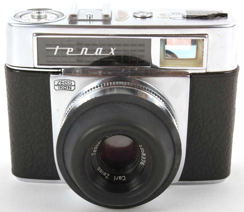 ZEISS IKON TENAX CAMERA & CASE W/CARL ZEISS TESSAR: ZEISS IKON TENAX CAMERA & CASE W/CARL ZEISS TESSAR Zeiss Ikon Tenax camera and original case with Carl Zeiss Tessar 2.8/50 Prontormat S. Heavy steel body construction with genuine leather case. Made i