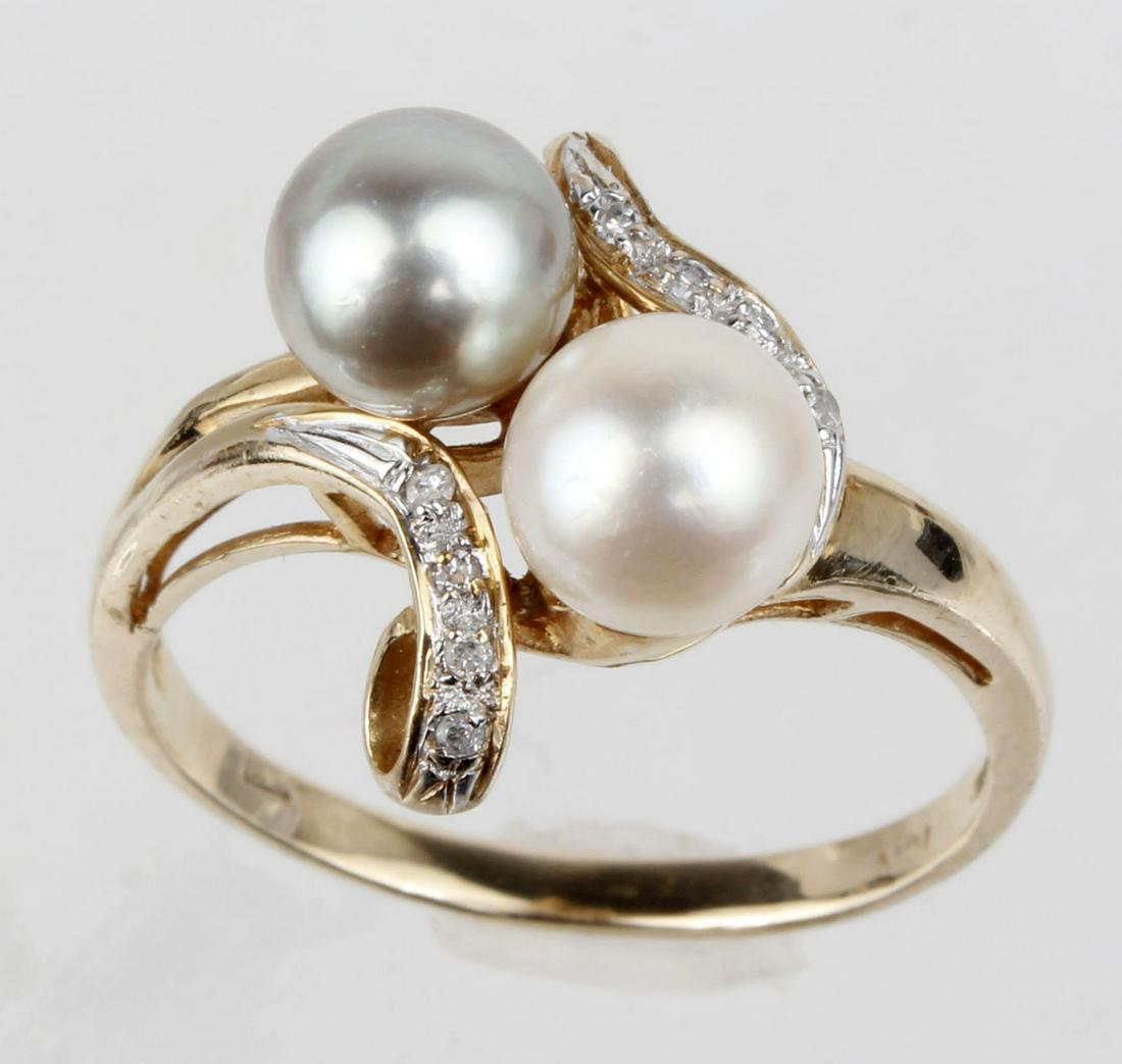 10K YELLOW GOLD LADIES PEARL AND DIAMOND RING: 10k yellow gold ladies fashion ring, with White and Gray pearls and eight accent diamonds. Weight: 3.8 g Size: 9 Condition: Very Fine.