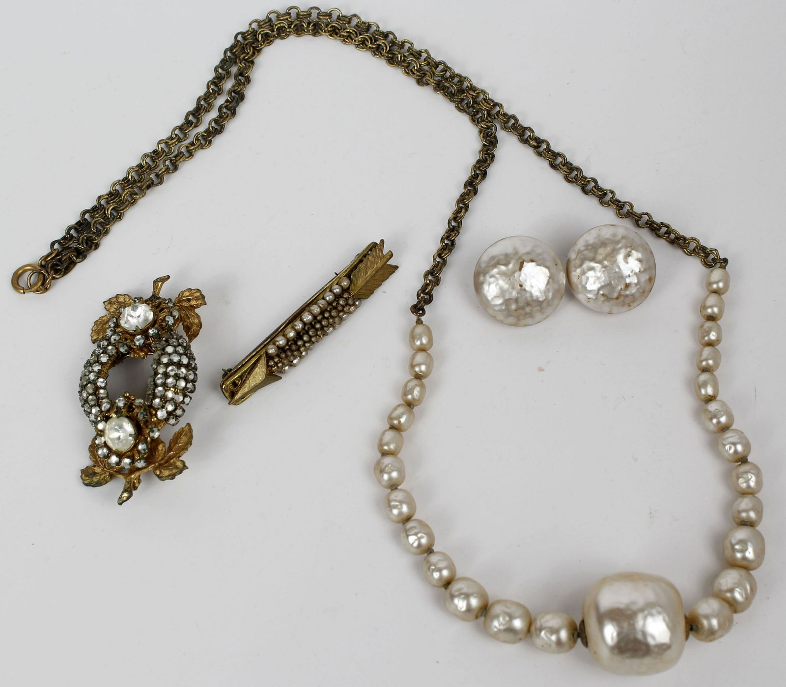 VINTAGE MIRIAM HASKELL NECKLACE EARRINGS BROOCHES: Necklace and clip on earring faux pearl set(small chips). 2 costume brooches. Miriam Haskell (July 1, 1899 – July 14, 1981) was an American designer of costumejewelry. Condition: Fine