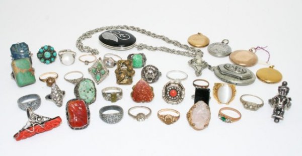 MIXED LOT OF RINGS AND LOCKETS INCLUDING STERLING: MIXED LOT OF RINGS AND LOCKETS INCLUDING STERLING 6 lockets dating mainly from the 40s and 50s. Rings (30) of various kinds including sterling, Native American and Mexican. Generally VGC. Size: Varied
