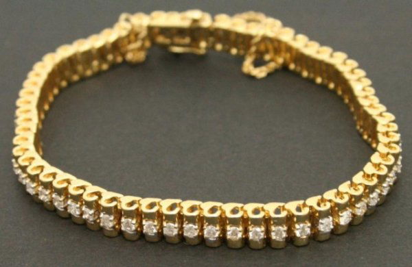 LADIES 14K GOLD & DIAMOND TENNIS BRACELET: LADIES 14K GOLD & DIAMOND TENNIS BRACELET Ladies Diamond Tennis Bracelet. Two Carat total in diamonds set in a heavy rolled link bracelet. Heavy box set for an incredibly durable wearing experience. �