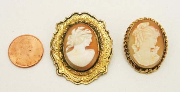 2 VINTAGE GOLD PLATED CAMEO BROOCHES: 2 VINTAGE GOLD PLATED CAMEO BROOCHES A 1.25 inch (gold fill) and a 1.5 inch (gold plated) cameo broach. Weight: N/A Size: 1.25 and 1.5" Condition: VGC EST. $200-400