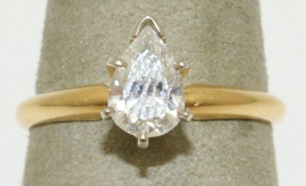LADIES .7 CT PEAR SOLITAIRE DIAMOND RING IN 14K: LADIES .7 CT PEAR SOLITAIRE DIAMOND RING IN 14K Simple and elegant ladies .7 Ct. pear solitaire diamond ring. Approximately SI-2 and I color. Just the right touch for the occasion. Weight: 2.9g Size: 