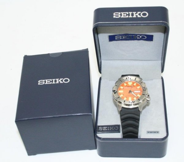 MENS SEIKO SCUBA DIVERS WATCH NIB: Seiko automatic. water resistant to 20m. New in box. #891670.