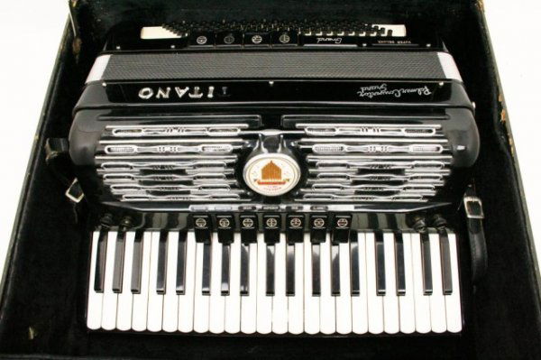 TITANO PALMER CONVERTOR GRAND ACCORDION WITH CASE: Vintage accordion. Made in Italy. 120-Bass - 41-Key. 17 inch keyboard. Organette.