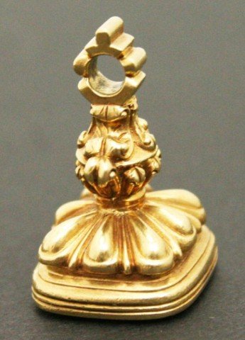 VINTAGE 10K GOLD & AMETHYST INTAGLIO WAX SEAL: A vintage 10k gold wax seal with carved intaglio amethyst of 15 x 16mm and showing a dove holding a cross. Size 1.25 inches high. Total weight 15g.