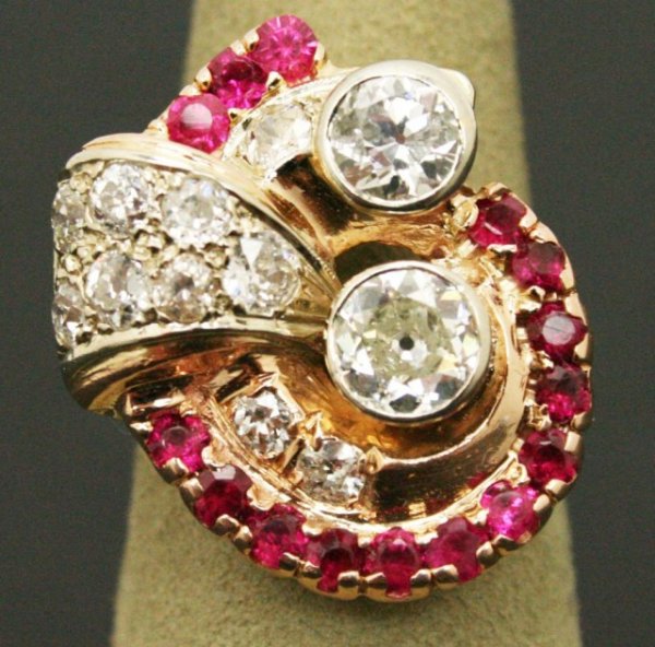 LADIES 14K GOLD 3.25CTW DIAMOND RUBY COCKTAIL RING: Large and heavy 14k gold ring with antique round diamonds consisting 1x .7ct, 1x .5ct, 1x .25ct and 9x .2ct. Diamonds are all approx. SI1-2 and I color. Surrounded by 15 2mm rubies. Stunning older est