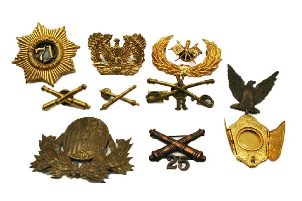 MIXED LOT OF CIVIL WAR & LATER BADGE INSIGNIA: MIXED LOT OF CIVIL WAR & LATER BADGE INSIGNIA To include: 71st National Guard, Hardee hat insignia, signals, Artillery, V cavalry Regt and more. Size: See description. Condition: VGC EST. 200-400