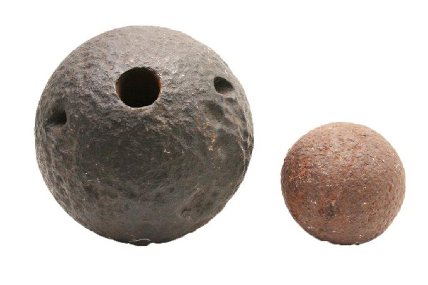 CIVIL WAR CANNON BALL & SHELL: CIVIL WAR CANNON BALL & SHELL 8 inch iron shell with fuse and contents removed. Together with a 4 inch solid round shot. Both with some rust deterioration. Size: See description. Condition: GC EST. 10