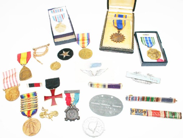 MIXED LOT OF WWI & WWII MEDLS & BADGES: MIXED LOT OF WWI & WWII MEDLS & BADGES WWI: Victory medal with 6 bars, British Victory medal to 46574 PTE A Coleman Northumberland Fusiliers. Médaille Commémorative Française 1914-1918, Verdun Meda
