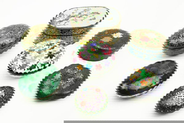 SEVEN JAPANESE CLOISONNE LIDDED BOXES: SEVEN JAPANESE CLOISONNE LIDDED BOXES Lot of 7 vintage and antique cloisonne boxes, various designs and sizes. Some are signed. Size: Various Condition: VGC EST. 200-400