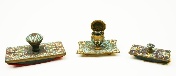 CHINESE CLOISONNE DESK SET: CHINESE CLOISONNE DESK SET To include: large and small blotters (5" & 3.25") and an inkwell with glass insert. Size: See description Condition: VGC EST. 100-200