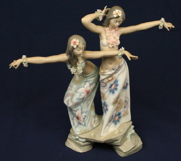 LLADRO PORCELAIN FIGURE #1498 TAHITIAN GIRLS: LLADRO PORCELAIN FIGURE #1498 TAHITIAN GIRLS 01001498 TAHITIAN DANCING GIRLS Issue Year: 1986 Retirement Year: 1995 Sculptor: Salvador Deb¢n. Flower is broken off the head of one girl but is included
