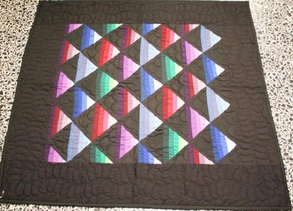 VINTAGE AMISH PATCHWORK QUILT "ROMAN STRIPES": VINTAGE AMISH PATCHWORK QUILT "ROMAN STRIPES" Hand quilted, Amish made. Size: 41" x 42" Condition: VGC EST. $100-200