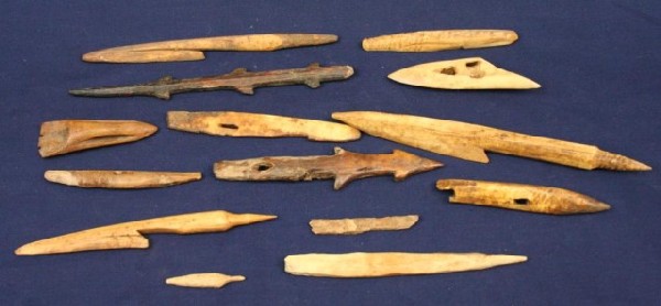 ALASKAN ESKIMO WALRUS TUSK & BONE ARROWHEADS: ALASKAN ESKIMO WALRUS TUSK & BONE ARROWHEADS Alaskan Eskimo bone and walrus ivory harpoon points and arrowheads. Size: Up to 5.5" Condition: GC EST. $100-300