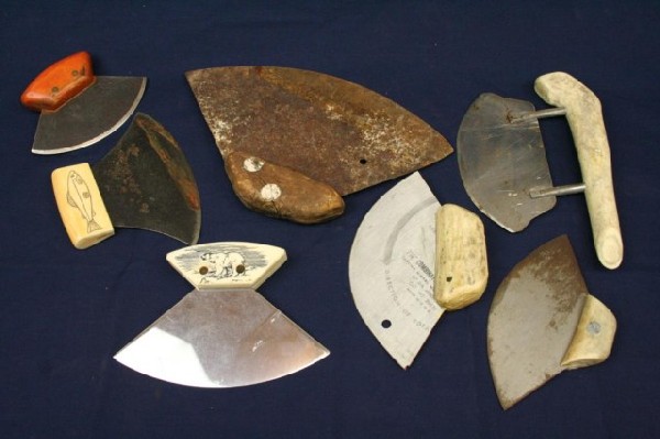SELECTION OF ALASKAN ESKIMO SCRAPER KNIVES: SELECTION OF ALASKAN ESKIMO SCRAPER KNIVES A mixed lot of old scrapers with a mix of bone, ivory and wood handles. Size: Various Condition: VGC EST. $100-300