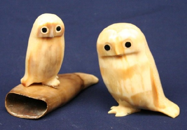 ALASKAN ESKIMO WALRUS TUSK IVORY CARVED OWLS: ALASKAN ESKIMO WALRUS TUSK IVORY CARVED OWLS A good pair of walrus ivory carved owls. One is signed. Size: 2.75" Condition: VGC EST. $100-300