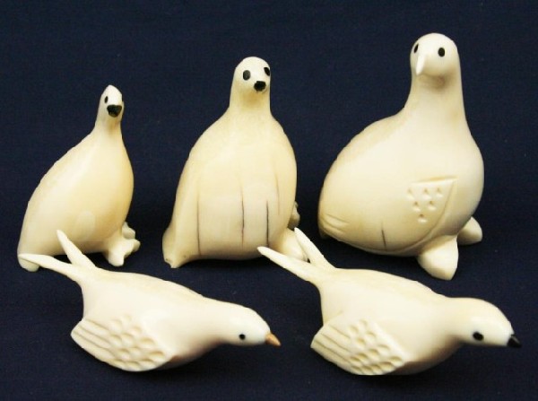 ALASKAN ESKIMO WALRUS TUSK IVORY CARVED BIRDS: ALASKAN ESKIMO WALRUS TUSK IVORY CARVED BIRDS A good lot of 5 walrus ivory carved birds by various artists. Size: Up to 3" Condition: VGC EST. $100-300