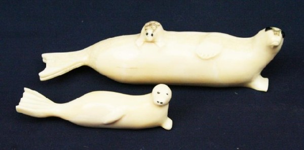 ALASKAN ESKIMO WALRUS TUSK IVORY SEA LION FIGURES: ALASKAN ESKIMO WALRUS TUSK IVORY SEA LION FIGURES Carved ivory Sea lions. Signed by the artist. Size: 3.5" & 5.5" Condition: VGC EST. $150-300