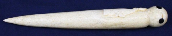 19TH CENTURY WHALE BONE FID WITH BALEEN INSERTS: 19TH CENTURY WHALE BONE FID WITH BALEEN INSERTS A good example of a whale bone fid with whale carving and baleen "spot" inserts. Size: 10.75" Condition: VGC EST. $150-300
